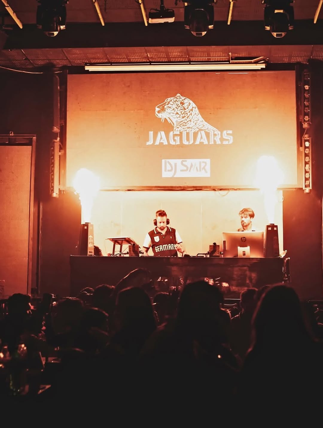 High energy party night at best night club